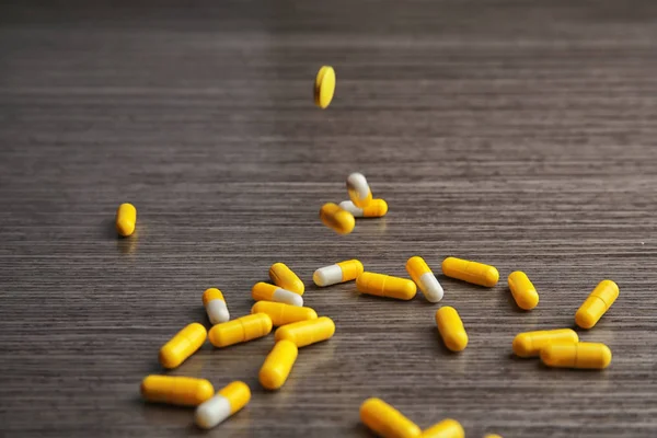 Ahşap masa saçılma renkli hapları