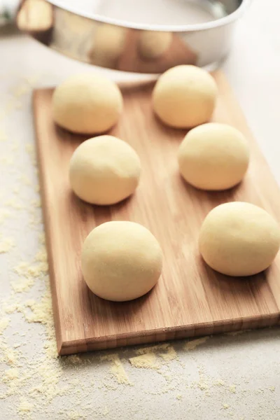 Teigbällchen für Tortillas auf dem Küchentisch — Stockfoto