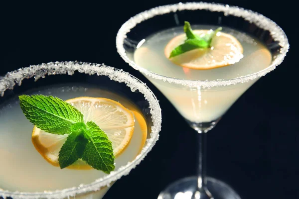 Lemon drop martini met plakjes van fruit — Stockfoto