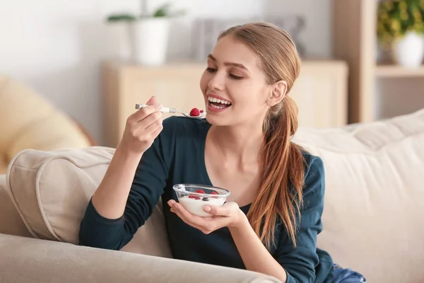 Mulher comendo iogurte — Fotografia de Stock