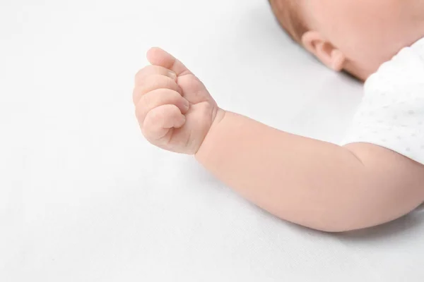 Brazo del bebé recién nacido lindo sobre fondo blanco —  Fotos de Stock