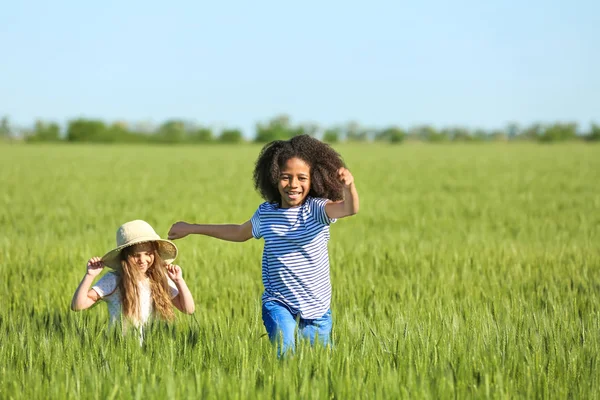 Szczęśliwy dziewczynki w zielone pola — Zdjęcie stockowe