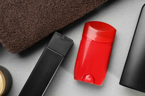 Set para el cuidado personal con desodorante sobre mesa gris —  Fotos de Stock