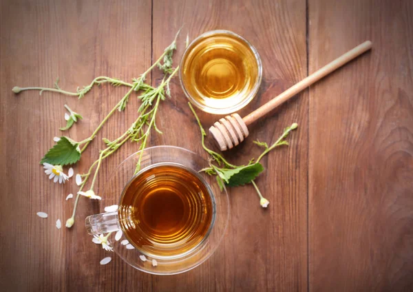 Bir fincan papatya çayı.