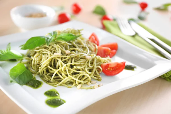 Leckere Pasta mit Pesto-Sauce — Stockfoto