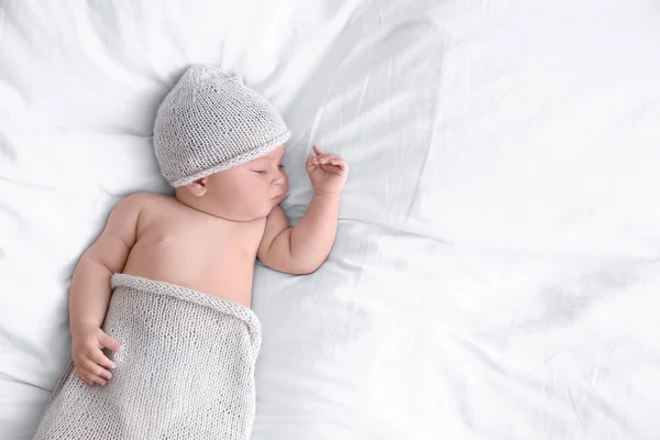 Schattige kleine baby slapen op bed thuis — Stockfoto