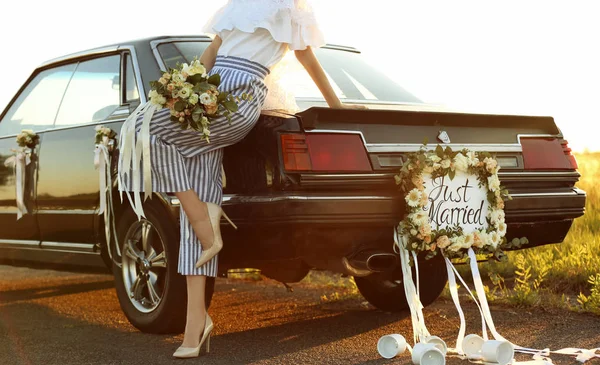 内装の車の近くの花嫁 — ストック写真