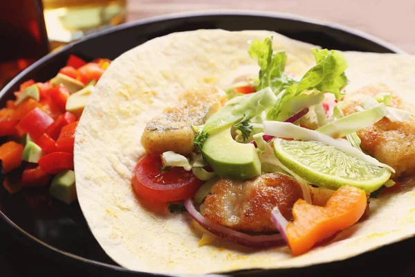 Lezzetli balık taco ve salata plaka üzerinde