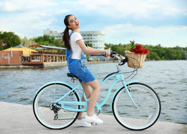 Bisiklet ile genç gülümseyen kız 