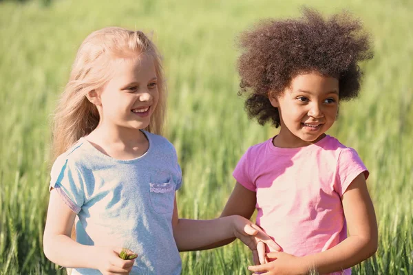 Felici bambine in campo verde — Foto Stock