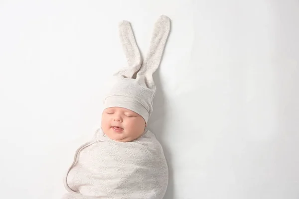 Bebê recém-nascido bonito em casulo e chapéu engraçado no fundo branco — Fotografia de Stock