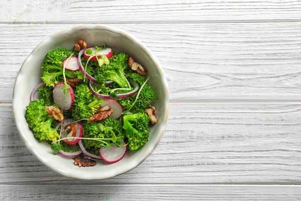 Brokoli salata masada yemek