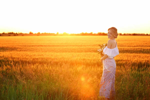 Young beautiful bride — Stock Photo, Image