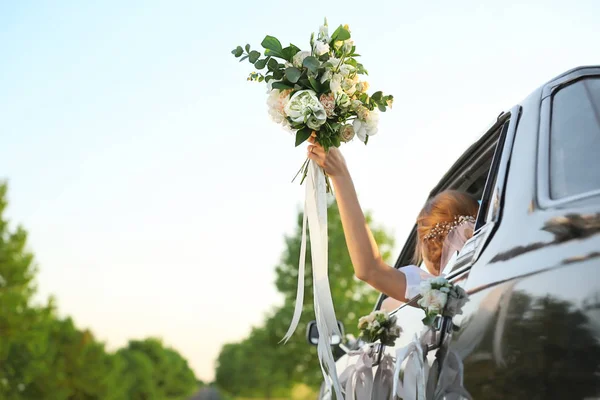 Hermosa novia en coche — Foto de Stock