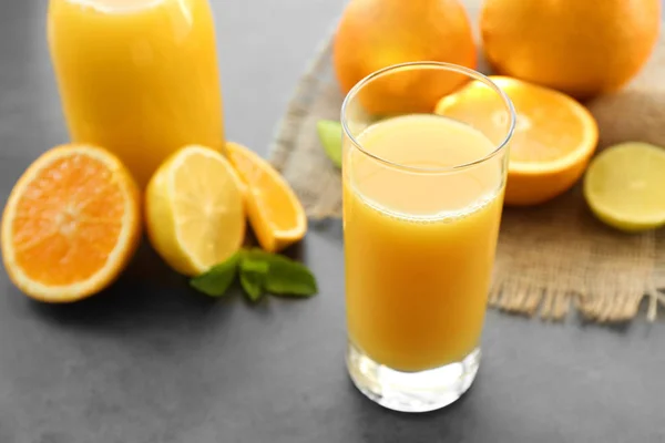 Vidro de suco de laranja fresco na mesa — Fotografia de Stock