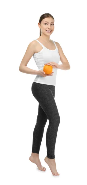 Vacker ung kvinna med orange på vit bakgrund. Kost-konceptet — Stockfoto