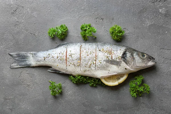 Taze balık limon ile doldurulmuş 