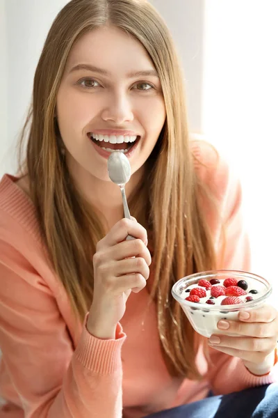 Kvinna äta yoghurt — Stockfoto