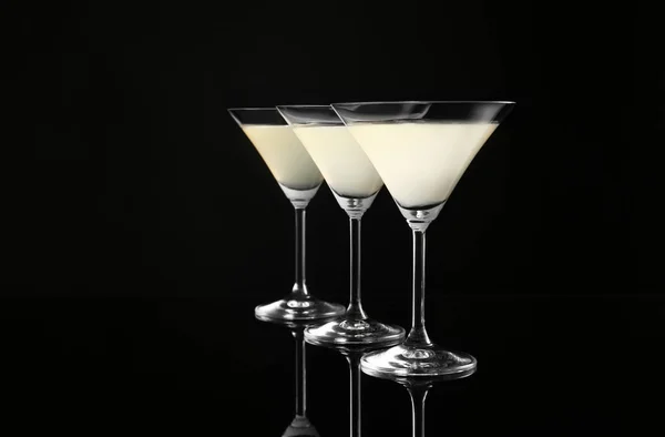 Vasos de limón martini gota —  Fotos de Stock