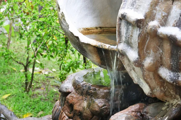 Decoratieve fontein in prachtige tuin in tropische resort, close-up — Stockfoto