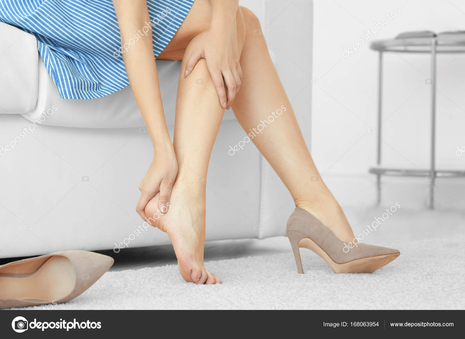 Скучающая нога. Усталость ног. Уставшие ноги. Неудобная обувь. Усталые женские ножки.