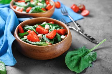 Çilekli ıspanak salatası.