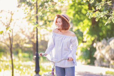 Bisiklet, açık havada olan güzel kadın
