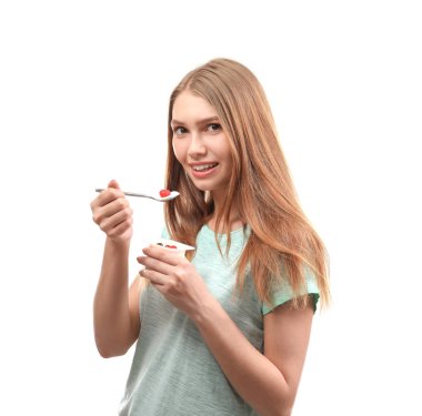 yoğurt yiyen kadın 