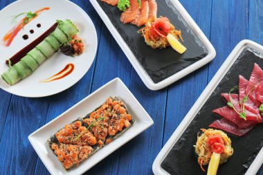 Ahşap arka plan üzerinde deniz ürünleri ile farklı yemekler