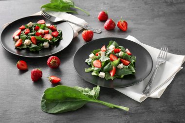 Çilekli ıspanak salatası.