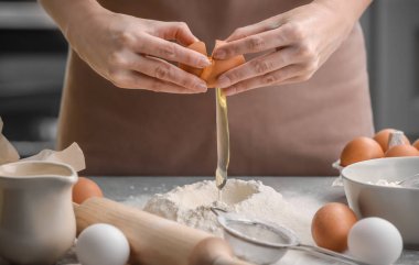 Kadın Şef mutfak masasının üstünde hamur yapma