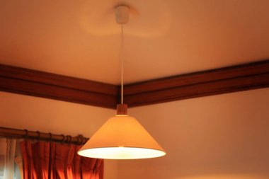 Odada tavanda asılı duran lamba