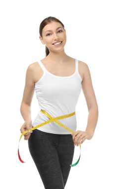 Beyaz arka plan kasette ölçme ile güzel ve genç birbayan. Diyet kavramı