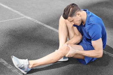 bacak ağrısı muzdarip adam