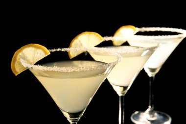 limon damla martini meyve dilimleri ile 