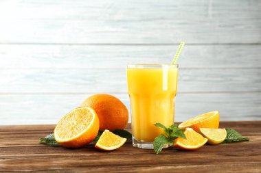 Taze meyve suyu ile kompozisyon 