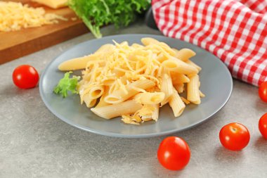 Lezzetli makarna peynir tablo ile