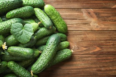 Olgun taze salatalık 