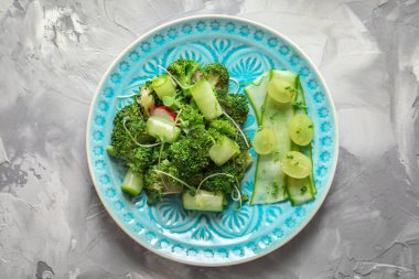 Brokoli Salatası Masasında plakalı