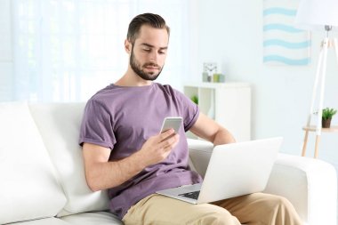 Genç adam bilgi arama 