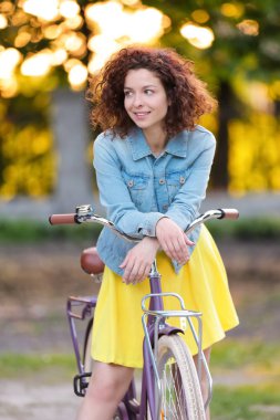Bisikletli genç kadın