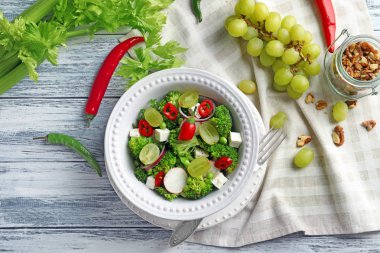 Brokoli salata masada yemek