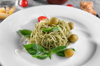 Lezzetli pasta plaka üzerinde pesto sos ile