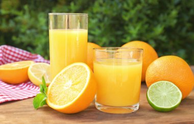 Gözlük tablo taze portakal suyu ile