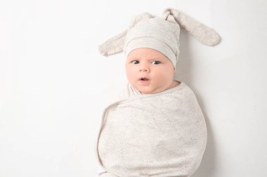 Koza ve beyaz arka plan üzerinde komik şapka şirin yeni doğan bebek