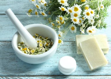 Harç, sabunlar ve papatya çiçekleri ile kompozisyon