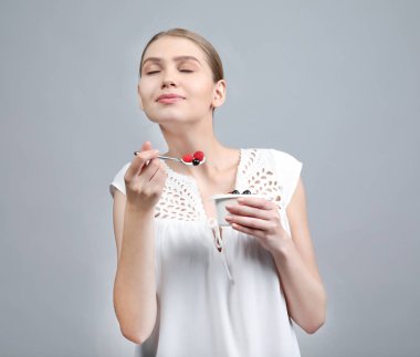 yoğurt yiyen kadın 