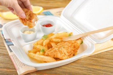 Kadın daldırma balık sosu içine