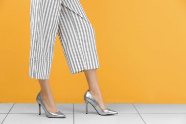 topuklu genç kadın  