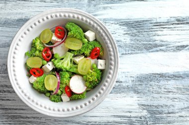 Brokoli salata masada yemek